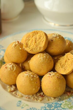 BESAN LADOO (9 PIECES)